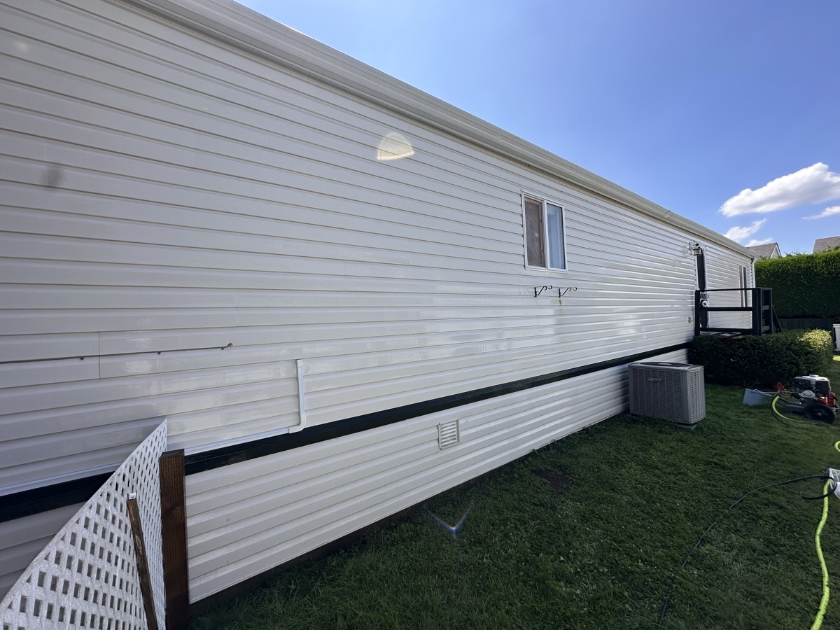 Clean bright mobile home siding after exterior washing Chilliwack